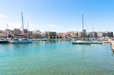 Girit, Heraklion şehri Venedik 'in ünlü limanına eşsiz panoramik ufuk çizgisi görüntüsü.