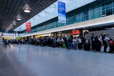 Hannover, Almanya, Hannover Havaalanı, 10 Temmuz 2022. Hannover Uluslararası Havalimanı yolcuları kontrol için kuyruğa giriyor. Seyahat kavramı