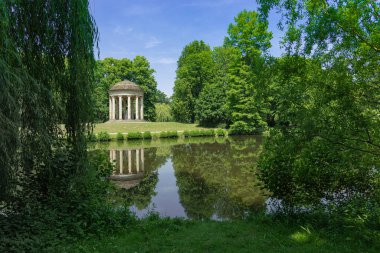 Hannover Almanya 'sındaki Georgengarten Parkı' ndaki Leibniz Tapınağı 'nın eşsiz manzarası.