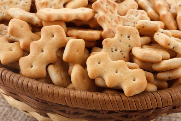 Galletas en una cesta — Foto de Stock