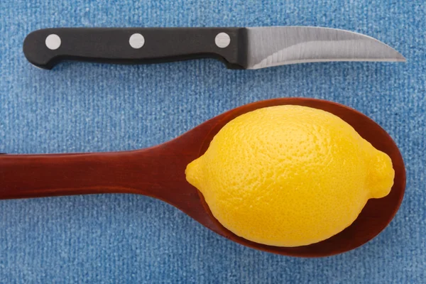 lemon and knife