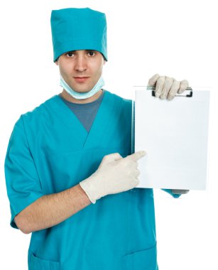 Elinde dosya olan bir doktor.