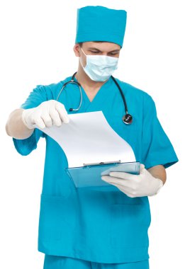 Elinde dosya olan bir doktor.
