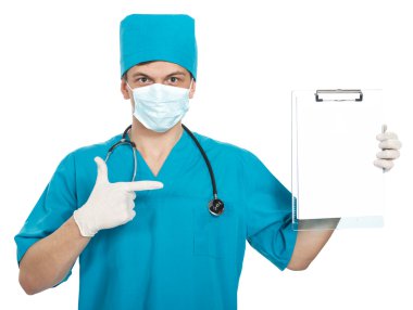 Elinde dosya olan bir doktor.