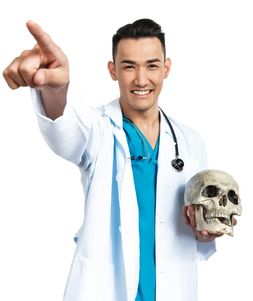 Medizinstudent mit Totenkopf — Stockfoto