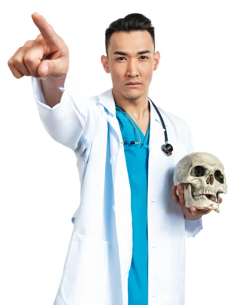 Medizinstudent mit Totenkopf — Stockfoto