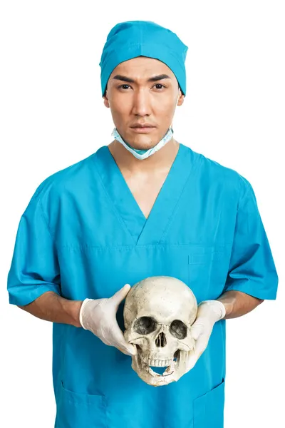 Bir kafatası ile tıp öğrencisi — Stok fotoğraf