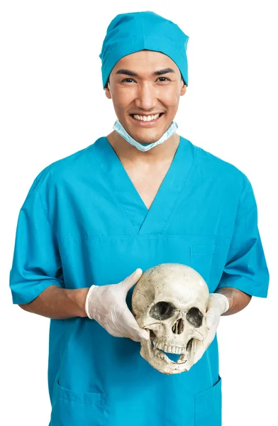 Студент-медик с черепом — стоковое фото