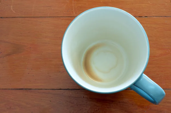 赤い木製テーブルに空のコーヒー カップ — ストック写真