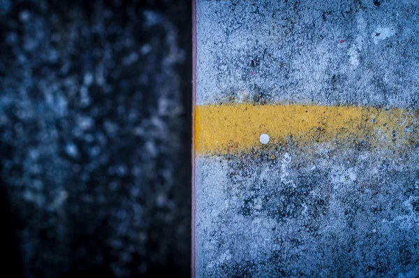 Línea amarilla en la pared de hormigón — Foto de Stock