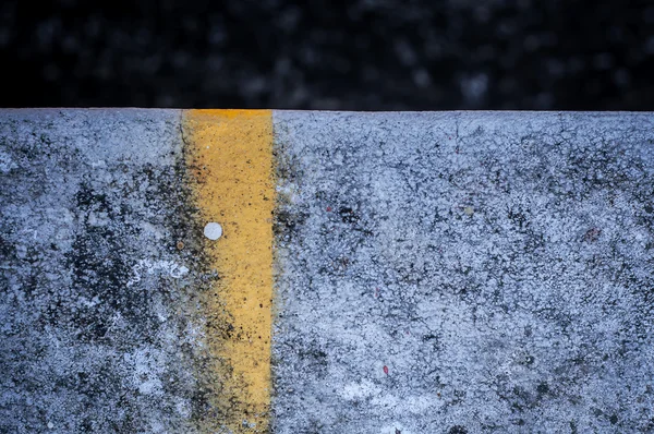 Yellow line on concreat wall — Stock Photo, Image