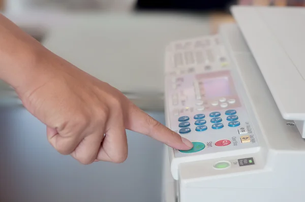 Menschliche Hand drückt auf den Startknopf — Stockfoto