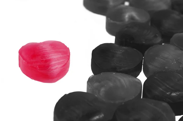 Doce de beleza forma coração vermelho e preto — Fotografia de Stock