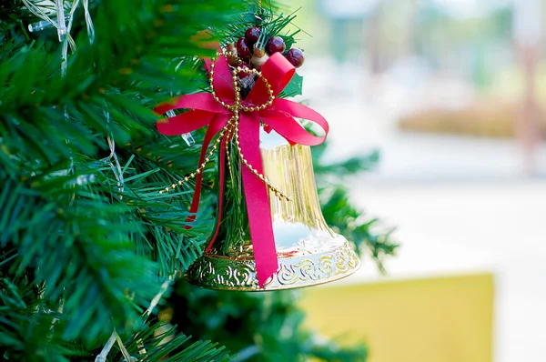 Campana de jingle de oro en árbol de Navidad — Foto de Stock