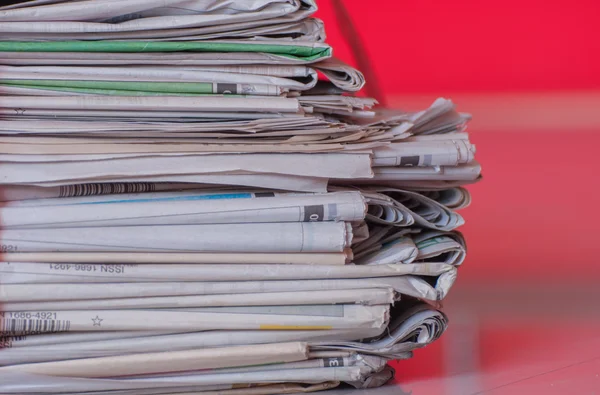 eski haber kağıt ve kırmızı zemin yığını