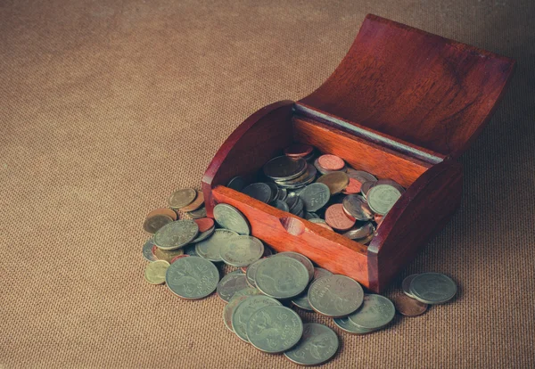 Caixa de madeira vintage com moedas, ainda vida — Fotografia de Stock