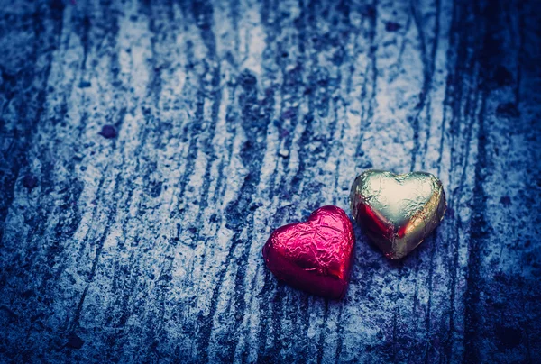 Doble forma de corazón de chocolate en el fondo Grunge con ligh azul — Foto de Stock