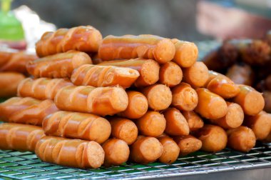 ızgara hotdog yığını