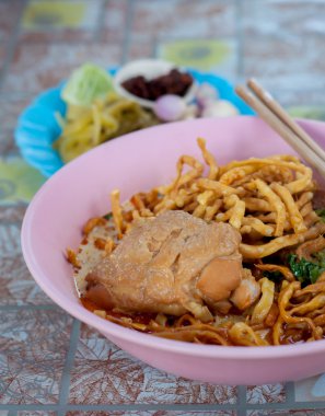 Kuzey Tayland makarna köri tavuk çorbası