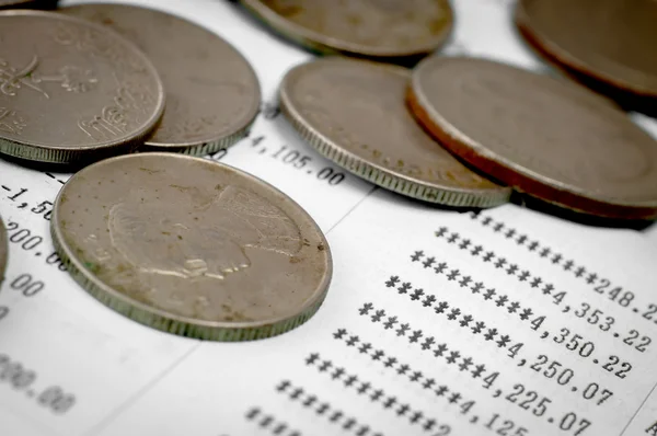 Close-up van oude munten en bank verklaring papier — Stockfoto