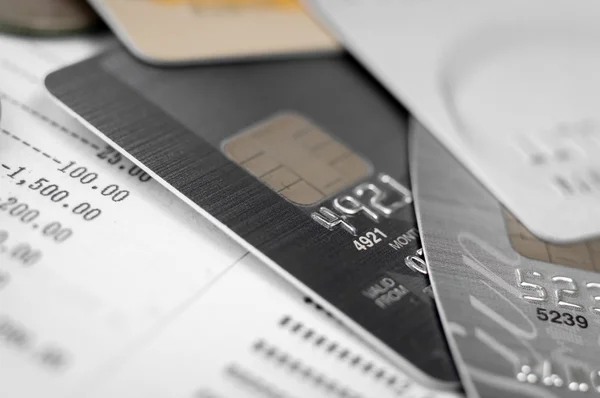 Kreditkarte und Kontoauszug schließen — Stockfoto