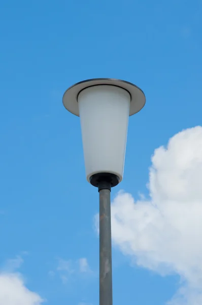 Lampada Palo e cielo blu con nuvola bianca — Foto Stock