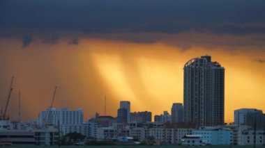 zaman sukut şiddetli yağmur bulutu cityscape üzerinde
