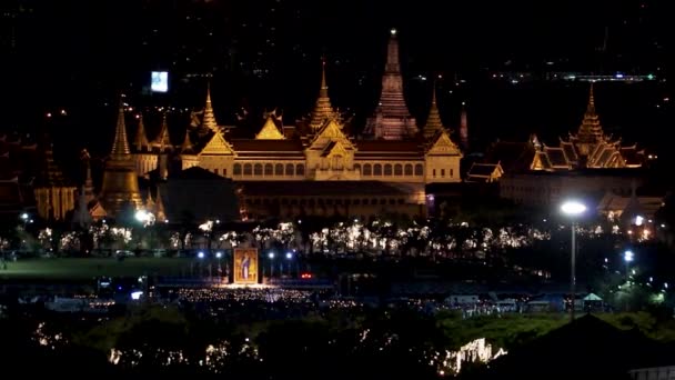 Bangkok, Tailândia - 12 de agosto: O Grande Palácio e Wat Phra Kaew à noite — Vídeo de Stock