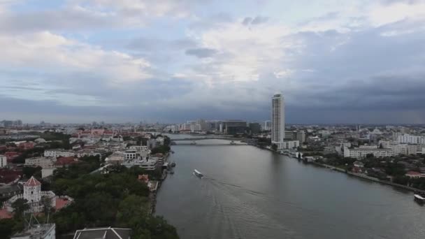 Tijd lapse jaren rivier zoom in pinklao brug — Stockvideo