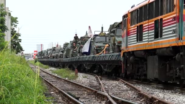 Bangkok, Tailândia - Exército tailandês move artilharia pesada e armamentos para Bangkok — Vídeo de Stock