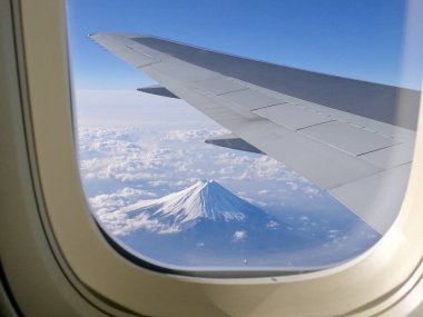 En üst manzara Fuji dağı ve pencere kenarından uçak kanadı