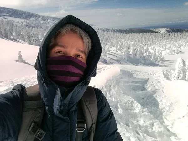 Genç Adam Gülümseyen Kamera, Yamagata 'daki Zao Dağı' nda Selfie Fotoğrafı Çekiyor. Kar canavarı geçmişiyle.