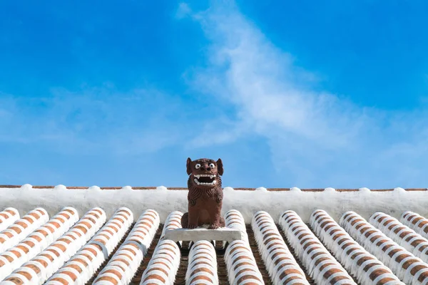 Okinawa Aslanı 'nın Shisa sembolü orijinal Ryukyu mimari çatı sanatı Okinawa adası Japonya