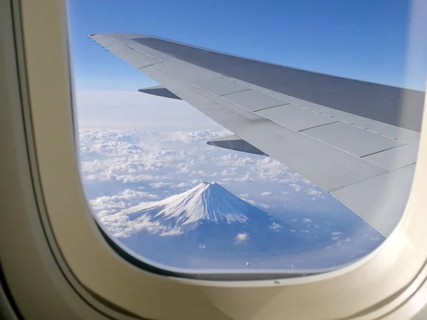 窓から見える富士山と飛行機の翼 ストック写真