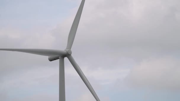 Windturbine Een Krachtcentrale Windmolen Het Veld Langzame Beweging — Stockvideo