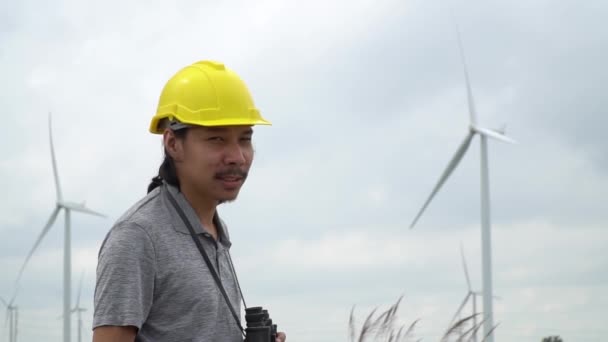 Technicy Portretów Żółtych Kapeluszach Patrzą Kamerę Stacji Ekologicznej Tle Elektrowni — Wideo stockowe