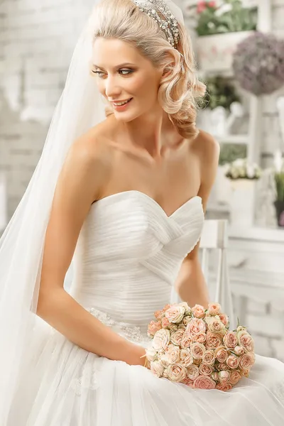 The beautiful  woman posing in a wedding dress — Stock Photo, Image