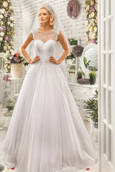 Красива жінка позує у весільній сукні — стокове фото