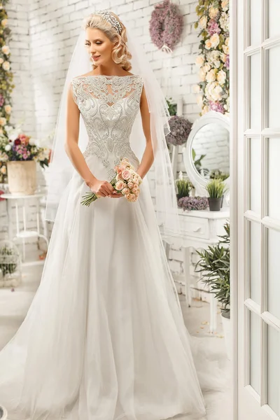 A bela mulher posando em um vestido de noiva — Fotografia de Stock