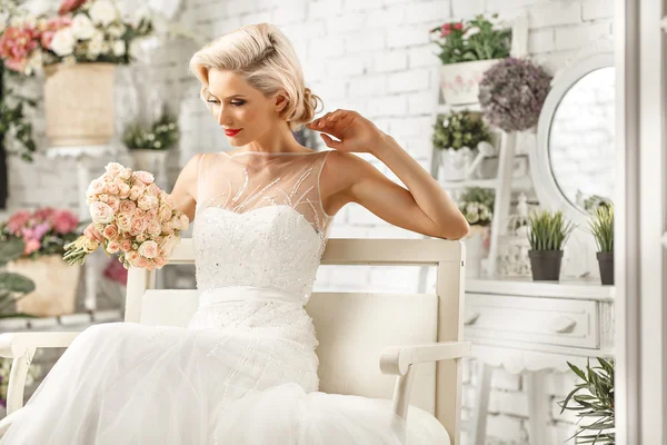 Die schöne Frau posiert im Hochzeitskleid — Stockfoto