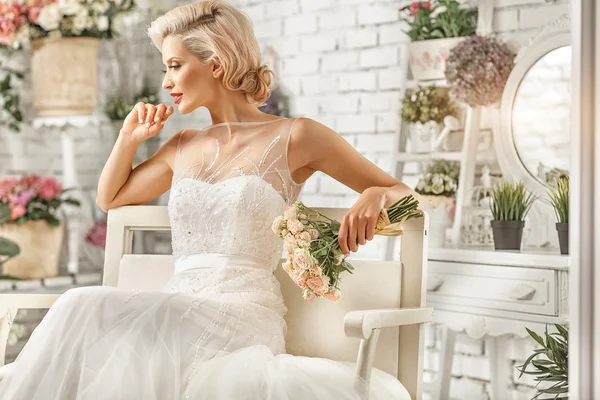 A bela mulher posando em um vestido de noiva — Fotografia de Stock