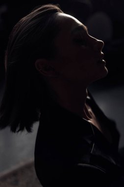 Kısa saçlı güzel bir kızın siluet fotoğrafı.