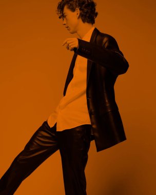 Kıvırcık kırmızı baltası olan genç yakışıklı adam.