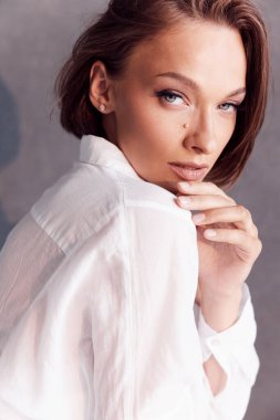 Mavi gözüyle kameraya bakan bir kızın portresi.