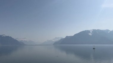 Vevey, Montreux ve Leman Gölü 'nü sislerin altında gün batımını gösteren tarlaların üzerinden uçuyor. İsviçre