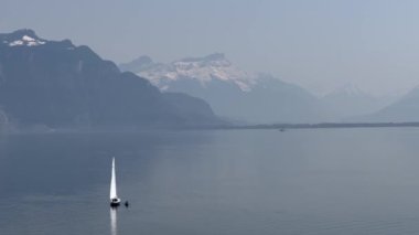 Vevey, Montreux ve Leman Gölü 'nü sislerin altında gün batımını gösteren tarlaların üzerinden uçuyor. İsviçre