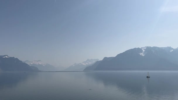 Πετώντας ψηλά πάνω από αγροκτήματα αποκαλύπτοντας Vevey, Montreux και η λίμνη Leman κάτω από την ομίχλη, φως ηλιοβασίλεμα. Ελβετία — Αρχείο Βίντεο