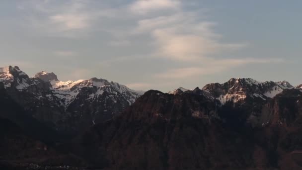Повітряні безпілотні кадри знаменитої гори Маттергорн у Вевеї, що в горах Швейцарії. Стрілянина з обертанням. — стокове відео