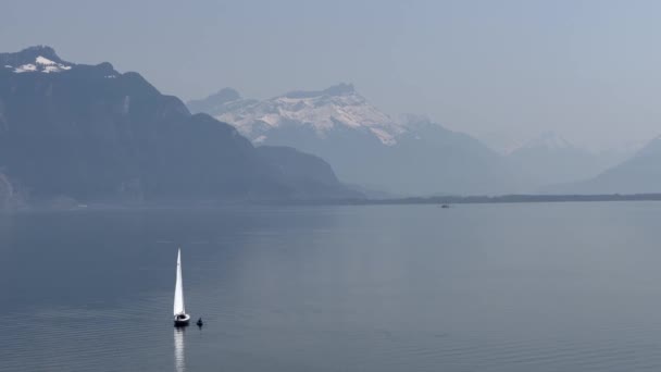 Flyger högt över åkrar avslöjar Vevey, Montreux och Lake Leman nedanför dimman, solnedgång ljus. Schweiz — Stockvideo