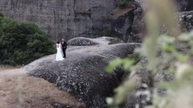 Çiftler Balkanlar 'daki dağlarda vakit geçirip kucaklaşıyor